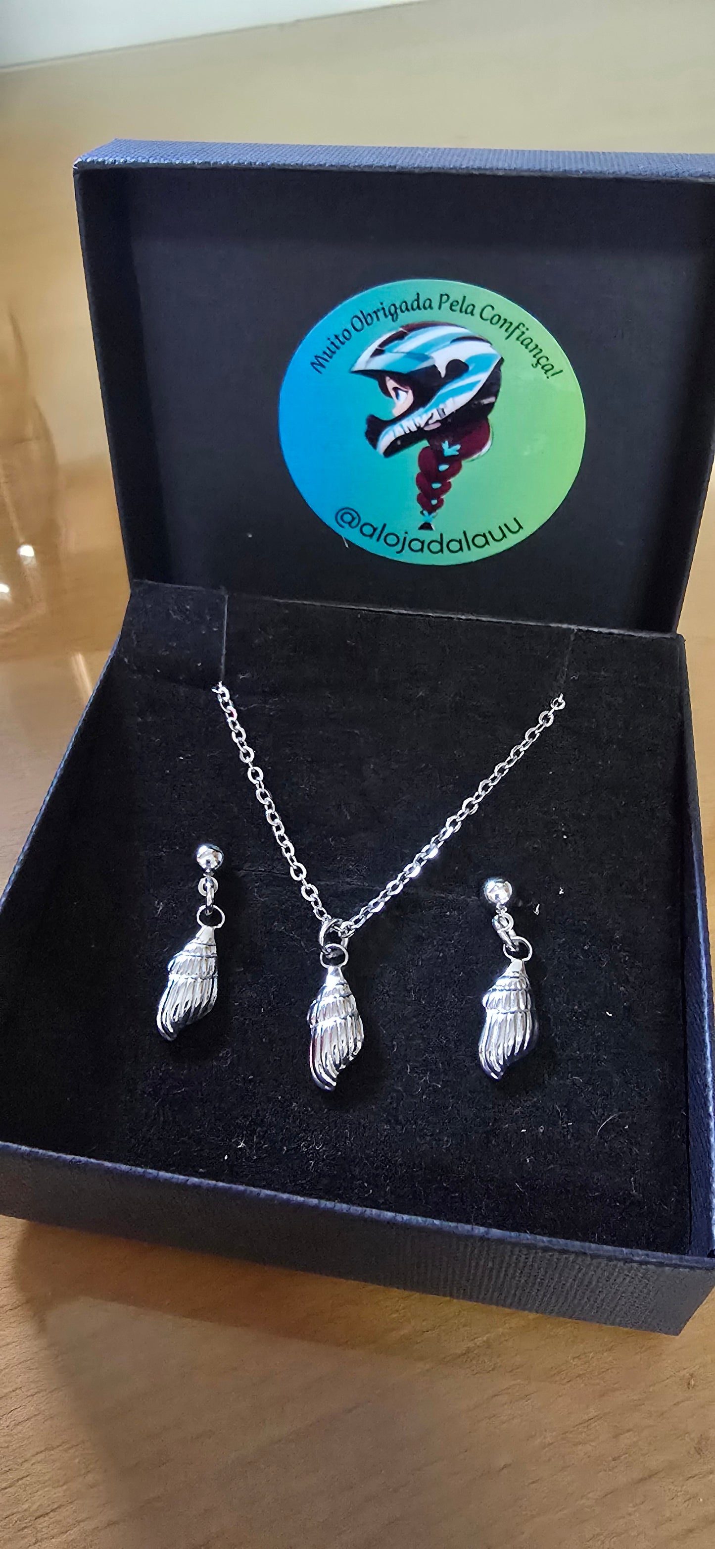 Conjuntos dourado ou prateados (colar e brincos)