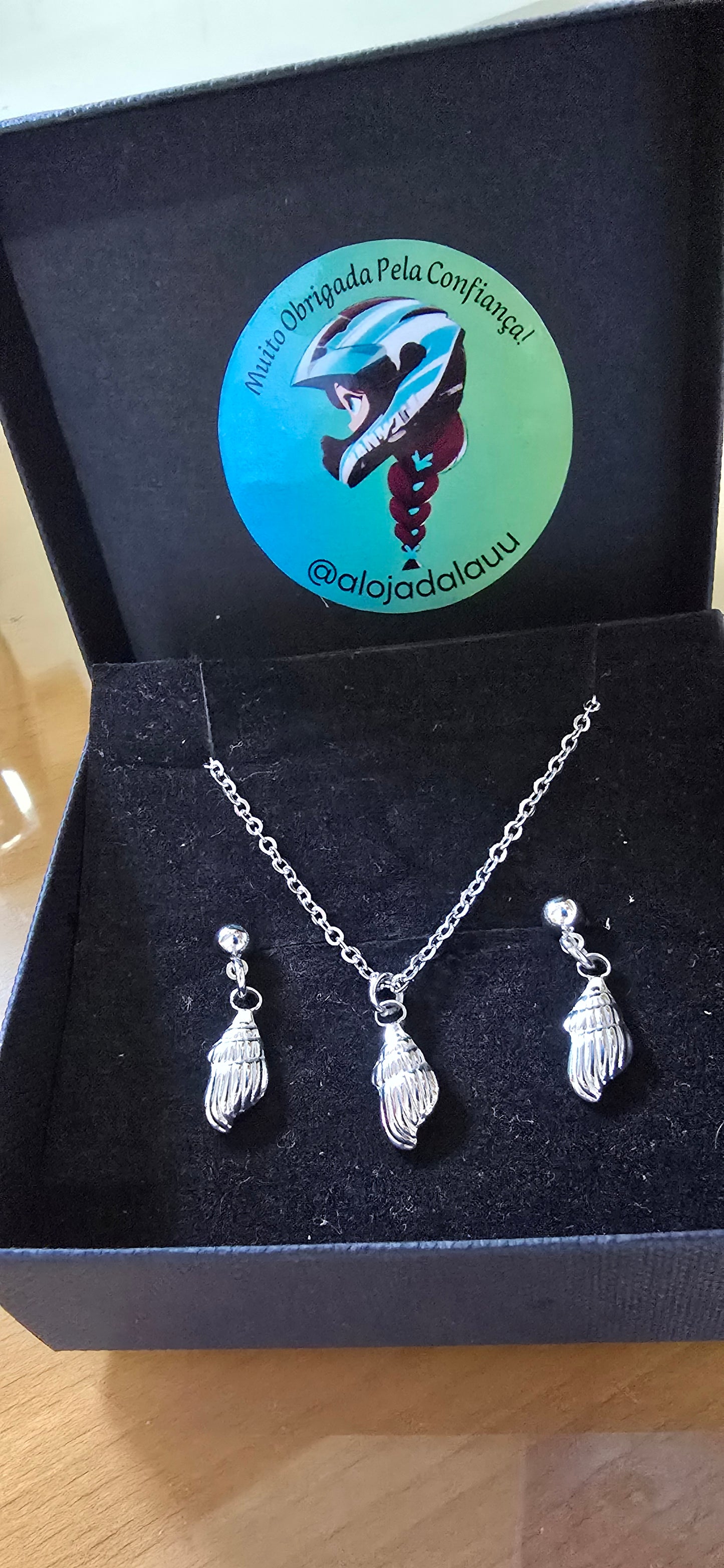 Conjuntos dourado ou prateados (colar e brincos)