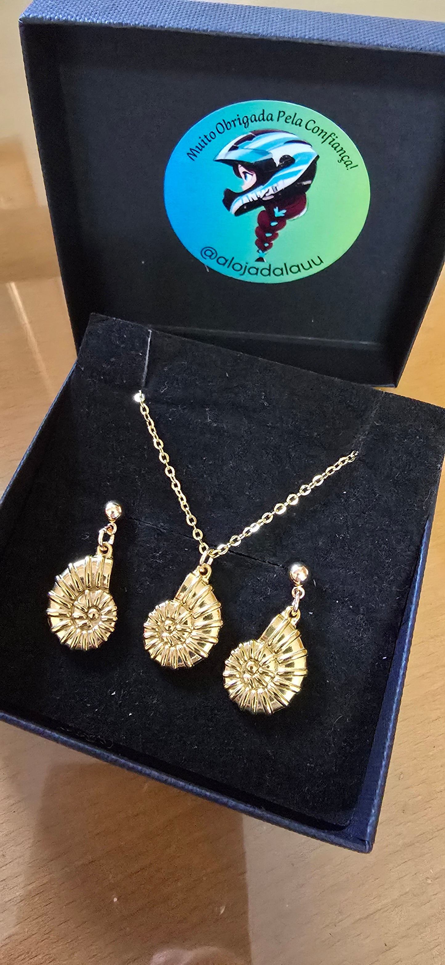 Conjuntos dourado ou prateados (colar e brincos)