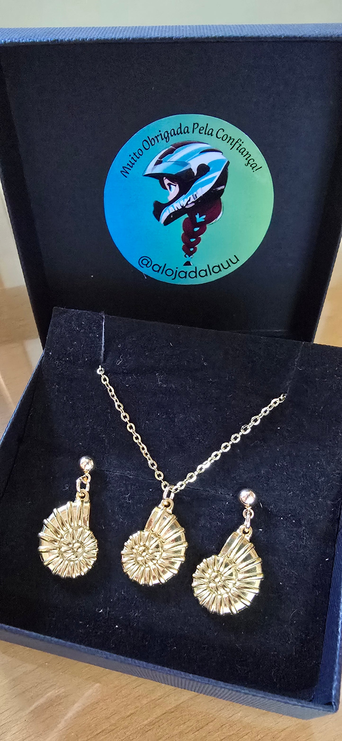 Conjuntos dourado ou prateados (colar e brincos)
